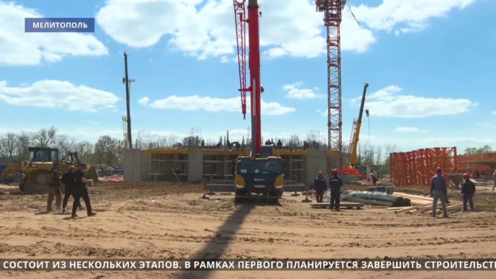 Будівельний майданчик житлового комплексу «Патріарх» в окупованому Мелітополі Запорізької області у квітні 2026 року.
