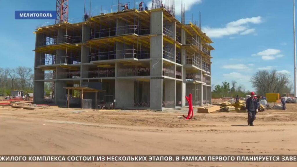 Будівельний майданчик житлового комплексу «Патріарх» в окупованому Мелітополі Запорізької області у квітні 2026 року.