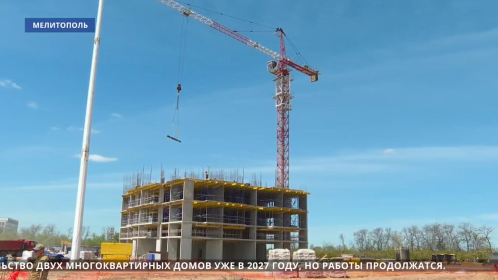 Будівельний майданчик житлового комплексу «Патріарх» в окупованому Мелітополі Запорізької області у квітні 2026 року.
