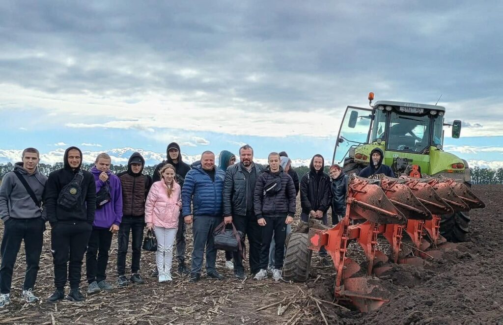 На базі Іллінецького аграрного фахового коледжу студенти Таврійського державного агротехнологічного університету імені Дмитра Моторного
поєднують онлайн-навчання з очними заняттями. 