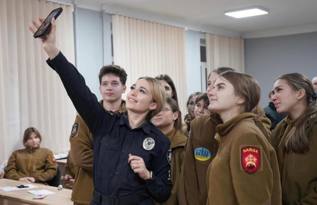 Керівниця «Байди» Анастасія Сафонюк разом з учасниками юнацького руху.