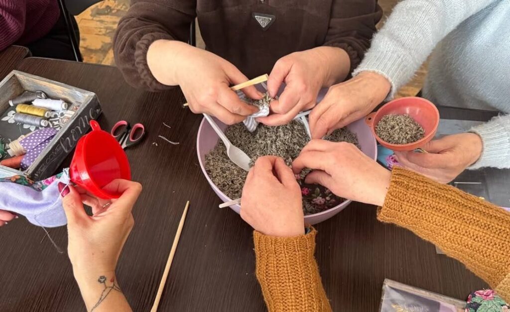 У Запоріжжі жінки ветеранської спільноти відвідують психологічні заняття, творчі майстер-класи та групи підтримки.