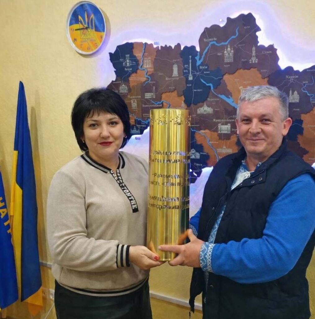 Начальниця Софіївської сільської військової адміністрації Бердянського району Тетяна Дукова разом із головою Підлозцівської сільської громади Миколою Костюкевичем.