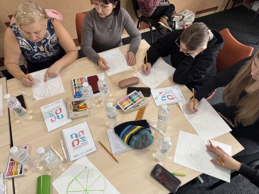 У Запоріжжі жінки ветеранської спільноти відвідують психологічні заняття, творчі майстер-класи та групи підтримки.