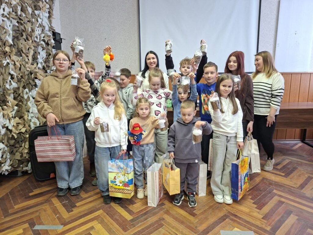 До Великодня діти з Веселівської громади отримали солодкі подарунки завдяки підтримці благодійного фонду «Друзі Олександрії».