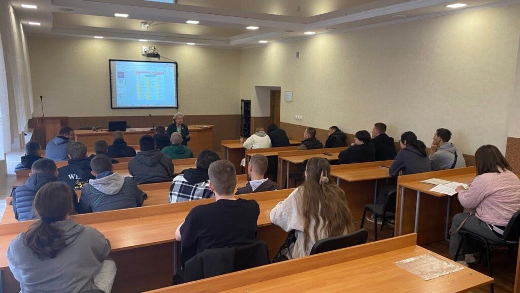На базі Іллінецького аграрного фахового коледжу студенти Таврійського державного агротехнологічного університету імені Дмитра Моторного
поєднують онлайн-навчання з очними заняттями. 