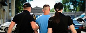 Воровал деньги у пенсионеров возле банкомата: в Запорожье задержали грабителя