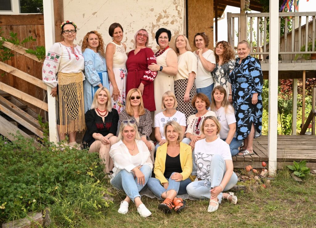Для надання психологічної підтримки використовують різні формати – фототерапію, іпотерпію, арттерапію, тілесні практики та вправи для дрібної моторики. 