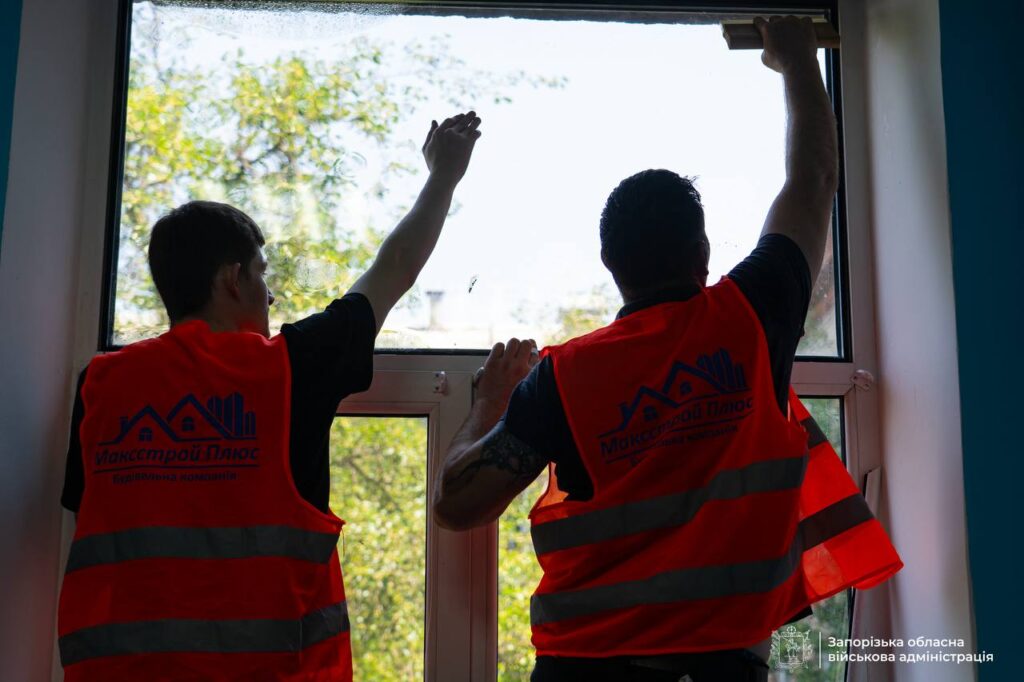 У Запоріжжі встановлюють захисну плівку на вікна освітніх і медичних закладів як додатковий бар’єр від наслідків вибухів.