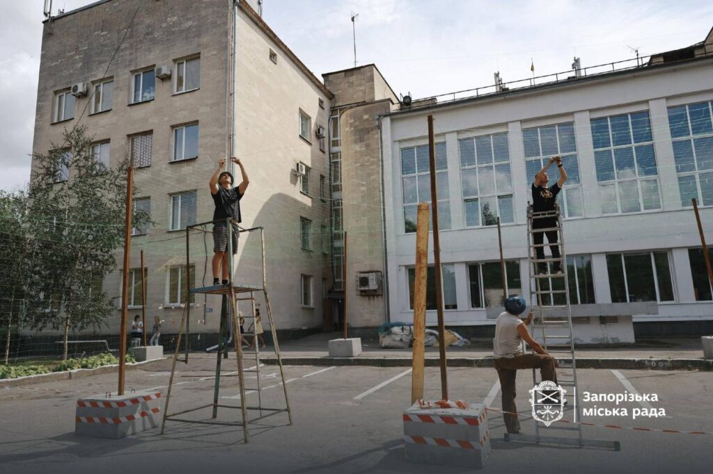 Захисні сітки над дорогами та громадськими просторами у Запоріжжі
