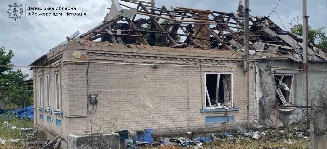 Удари по 54 населених пунктах, десятки повідомлень про пошкодження: вчорашні обстріли Запорізької області забрали життя чоловіка, є поранений