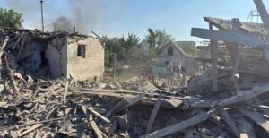 Війська РФ ударили по приватному сектору Запоріжжя: є загибла людина, вирує пожежа, — ФОТО, ВІДЕО