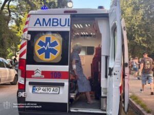 Троє людей, зокрема 16-річна дівчина, у важкому стані внаслідок російської атаки Запоріжжя
