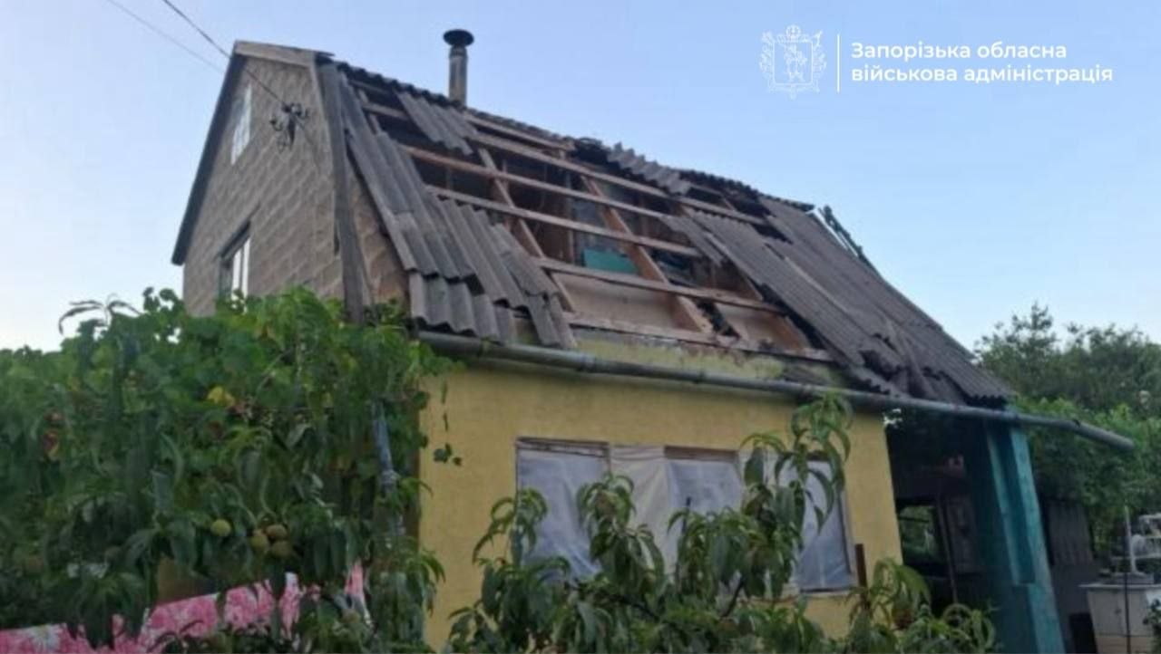 Росіяни атакували Запорізький район: поранено людину, пошкоджено будинок та знищено авто