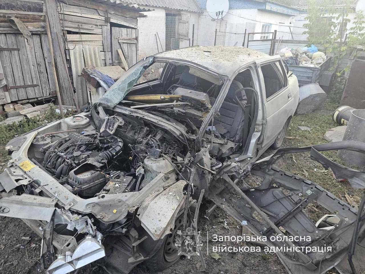 Пошкоджено машини та поранено людей: ворог завдав нові удари по Запорізькому району