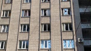 Ворог вдарив по Запоріжжю: пошкоджені вікна гуртожитку та авто, — ФОТО, ВІДЕО