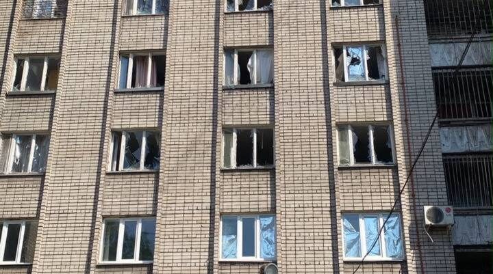 Ворог вдарив по Запоріжжю: пошкоджені вікна гуртожитку та авто, — ФОТО, ВІДЕО
