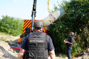 Роботи тривали три дні: у Запоріжжі надзвичайники знищили російськи ФАБ-500, який застряг на 10-метровій глибині, — ФОТО, ВІДЕО