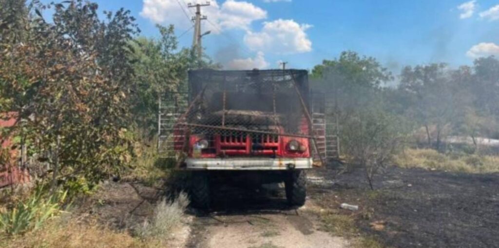 Ворог вдарив по рятувальникам у Запорізькому районі, коли вони гасили пожежу після попереднього обстрілу