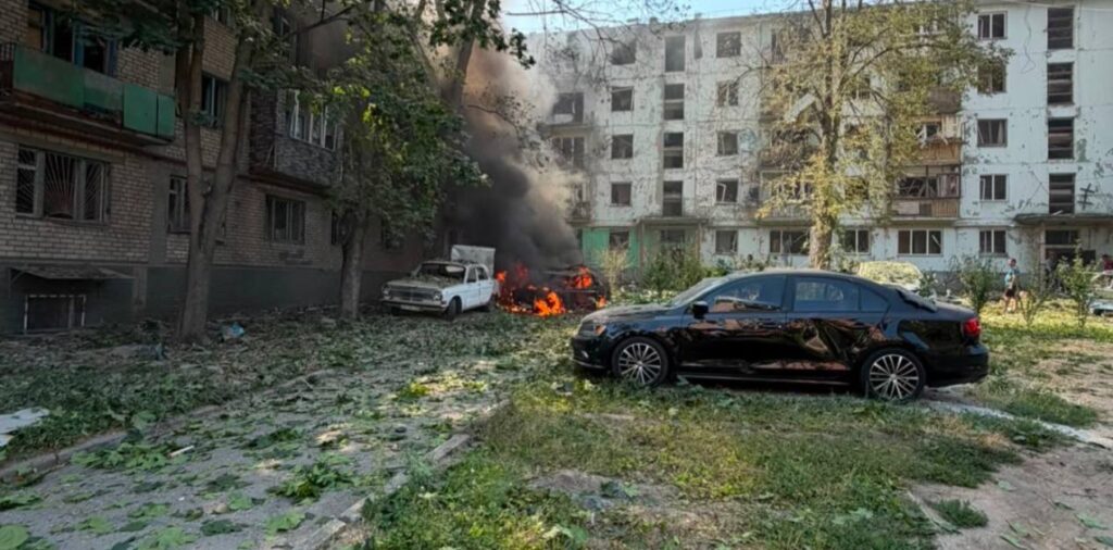 Російські війська вдарили по Запоріжжю авіабомбою: поранені люди, сталися пожежі, — ФОТО, ВІДЕО