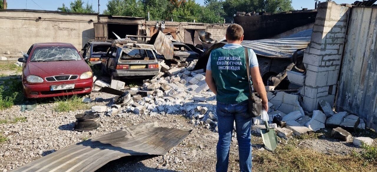 Екологи про нічний обстріл Вознесенівського району Запоріжжя 10 серпня: пожежа супроводжувалась викидами забруднюючих речовин, — ФОТО
