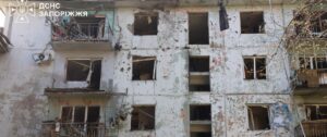 Дах багатоповерхівки, будинки, склад та машини: російські обстріли спричинили у Запорізькій області 14 пожеж, — ФОТО