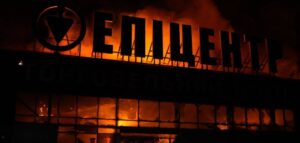 Вночі ворог вдарив по «Епіцентру» у Запоріжжі: пожежа охопила значну площу ТЦ, — ФОТО, ВІДЕО
