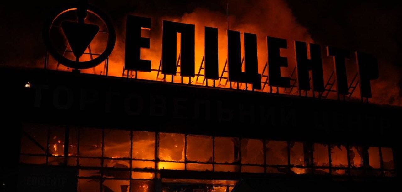 Вночі ворог вдарив по «Епіцентру» у Запоріжжі: пожежа охопила значну площу ТЦ, — ФОТО, ВІДЕО