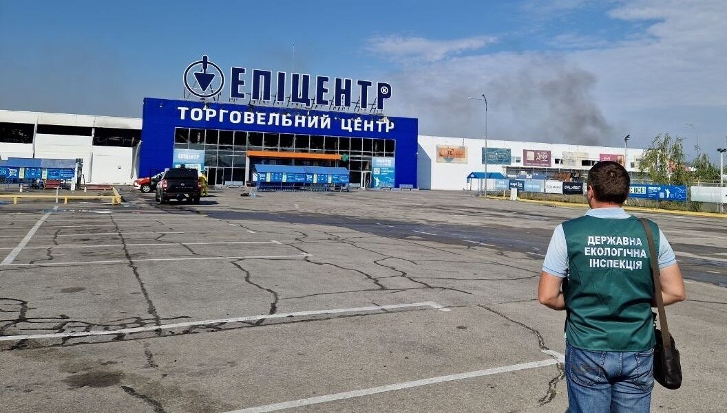 Российский удар по «Эпицентру» в Хортицком районе Запорожья: экологи рассказали о последствиях для окружающей среды, — ФОТО