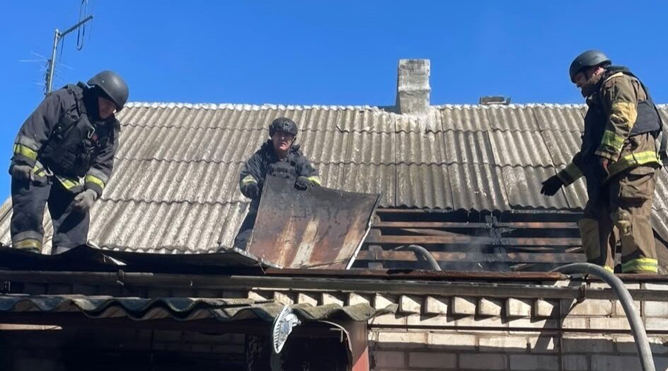 Крыша дома, пристройка и сооружение: российские обстрелы пригорода Запорожья привели к нескольким пожарам, — ФОТО