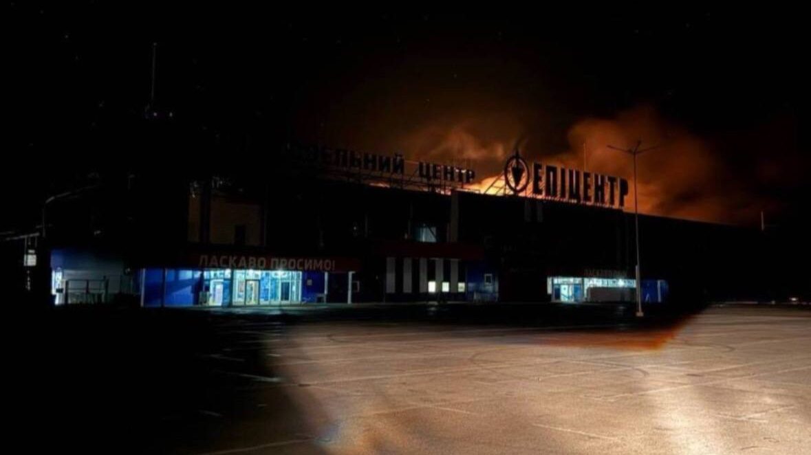 Нічні вибухи у Запоріжжі: ворог вдарив по «Епіцентру» та промпідприємству, — ФОТО