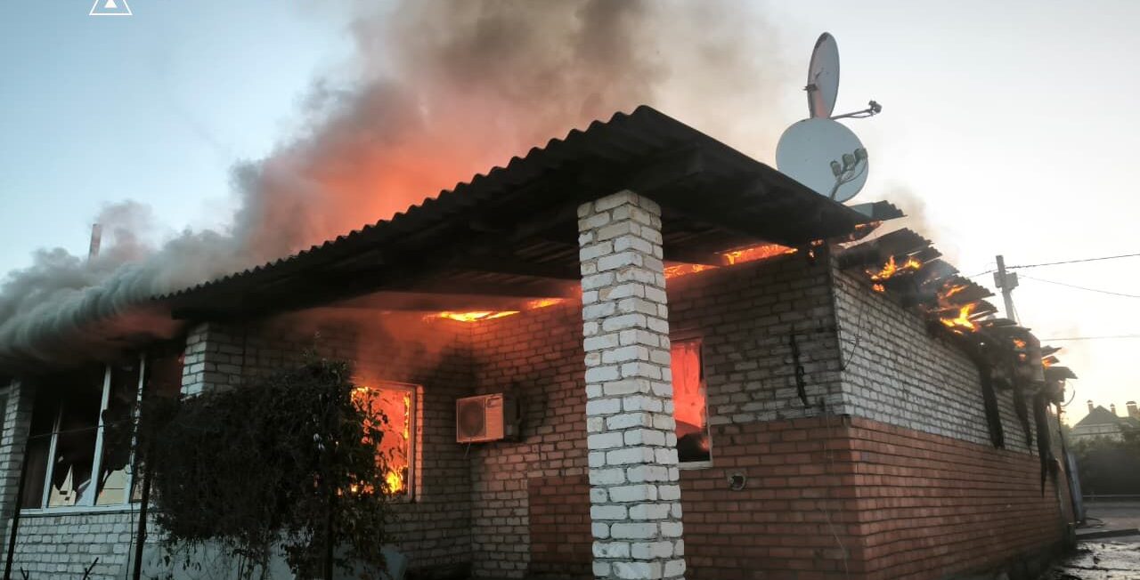 Пожежа у ТЦ, будинку та на складі: російські обстріли Запоріжжя та області спричинили кілька загорянь, — ФОТО