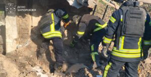 Враг ударил авиабомбами и беспилотниками по Запорожскому району: есть погибшие и раненые, повреждены дома и сельхозтехника