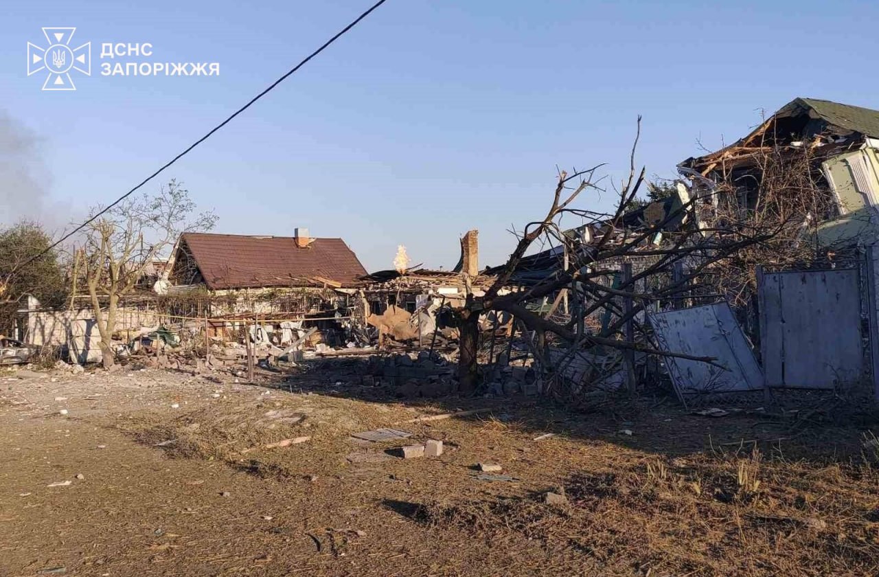 Палали будинки та склад, пошкоджено навчальний закладу внаслідок ворожих ударів по Запорізькій області