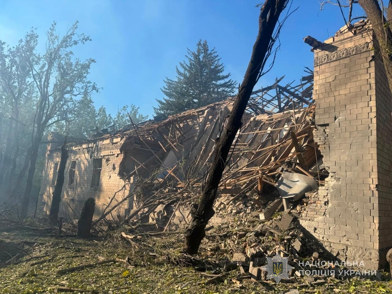 Ворог атакував безпілотниками машини та завдав авіаудар по будинку: наслідки російських ударів по Запорізькій області 21 серпня, — ФОТО