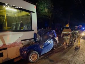 В Запорожье водитель легкового автомобиля врезался в троллейбус: погибли два человека, — ФОТО
