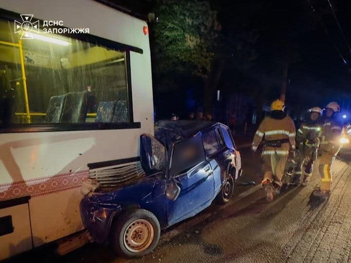 В Запорожье водитель легкового автомобиля врезался в троллейбус: погибли два человека, — ФОТО