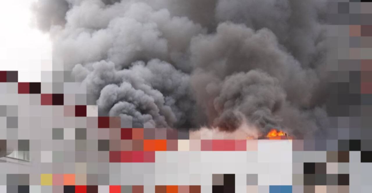 Российские войска ударили по запорожскому предприятию: произошел пожар, — ФОТО, ВИДЕО