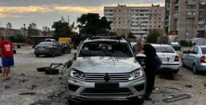 Прицельный удар по автомобилю и атака на автостоянку: вчерашние обстрелы Запорожья расследуются как военное преступление, — ФОТО