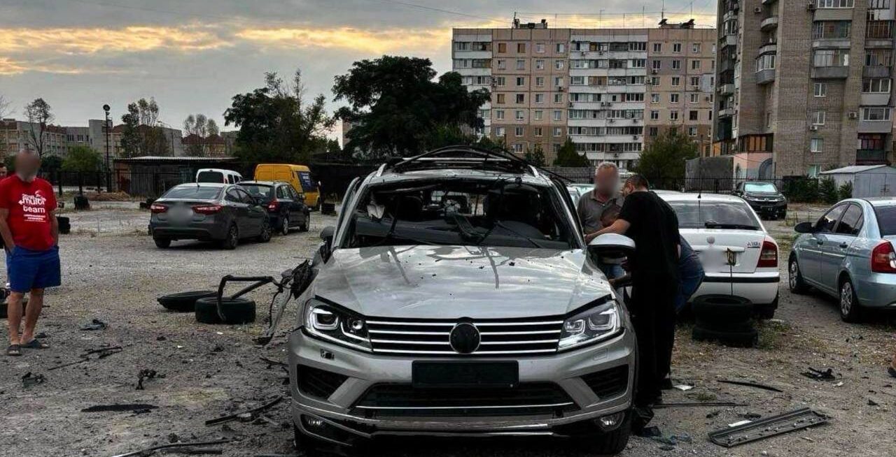 Прицельный удар по автомобилю и атака на автостоянку: вчерашние обстрелы Запорожья расследуются как военное преступление, — ФОТО
