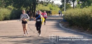 «Уважаю воинов, бегу за Героев Украины»: более тысячи запорожцев присоединились к забегу в честь павших защитников, — ФОТО, ВИДЕО