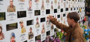 Подсолнухи в знак уважения: в Запорожье открыли новые стенды на Аллее памяти павших героев, — ФОТО, ВИДЕО