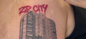 «Моя улюблена Автозаводська»: запоріжанка набила тату з батьківським будинком на Пісках