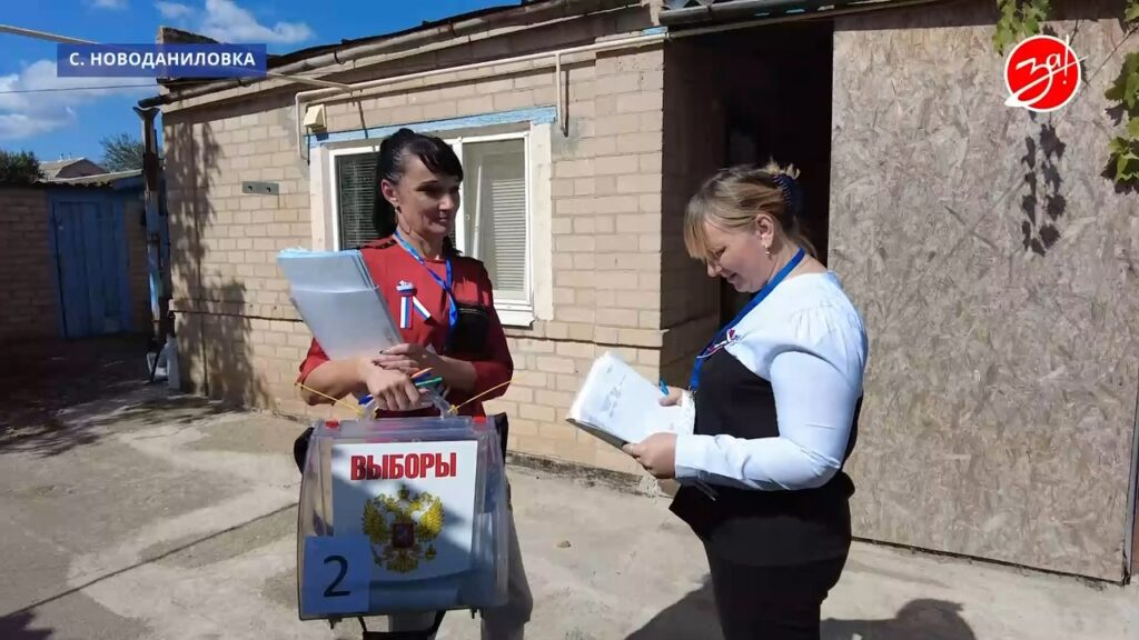 Псевдовибори на окупованій частині Запорізької області, у селі Новоданилівка Мелітопольського району дострокове голосування проводили під час обходу будинків місцевих жителів.