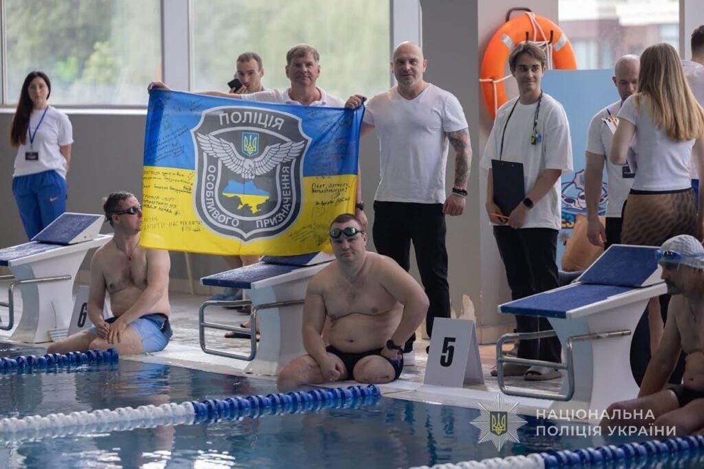 Ветеран Олег Булгаков бере участь у змаганнях із плавання.