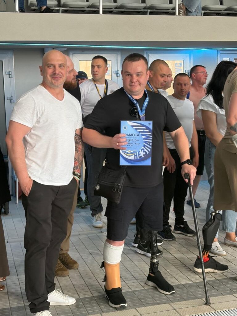 Ветеран Олег Булгаков бере участь у змаганнях із плавання.