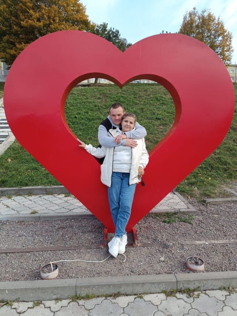 Олег Булгаков разом зі своєю дружиною Катериною, яка підтримує його під час лікування та відновлення.