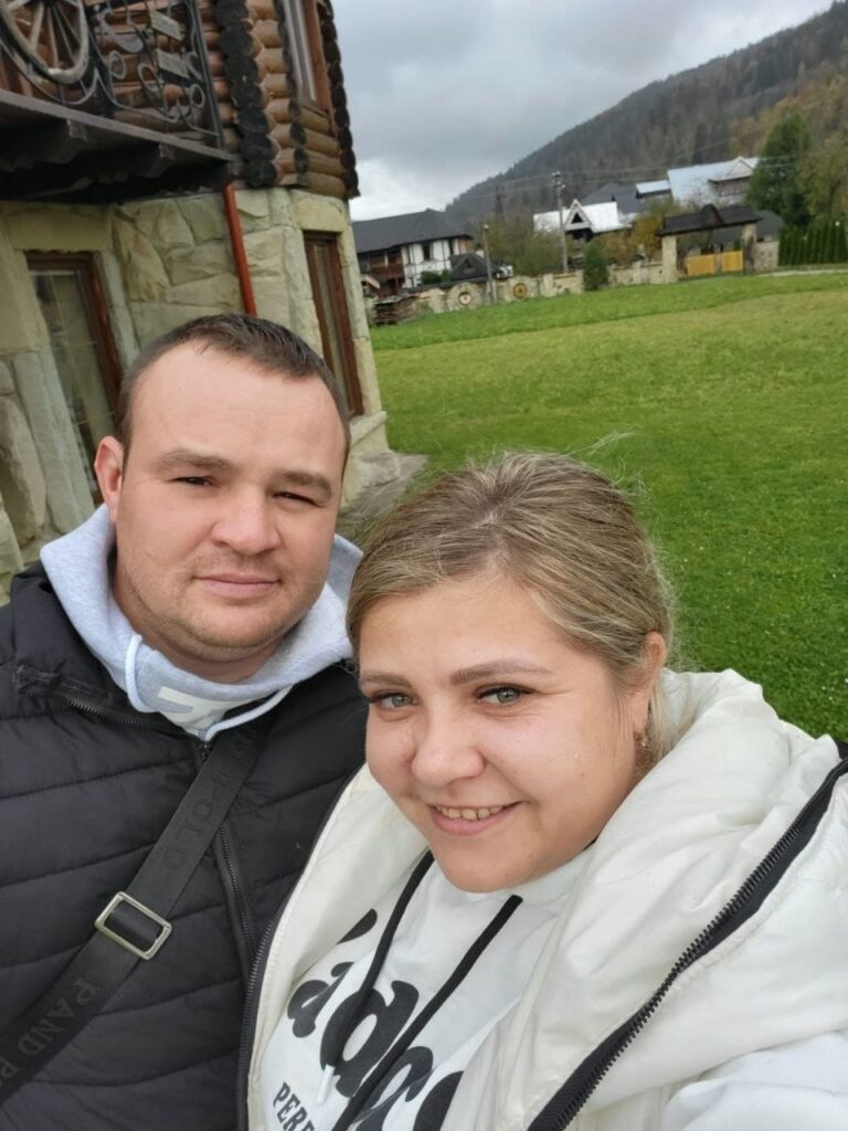 Олег Булгаков разом зі своєю дружиною Катериною, яка підтримує його під час лікування та відновлення.