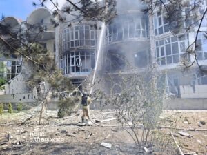 Горели ангары и жилые дома в результате российских ударов по Запорожью и пригороду, — ФОТО