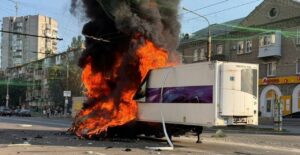 Российский дрон ударил по грузовому авто в Запорожье: оно загорелось, — ФОТО